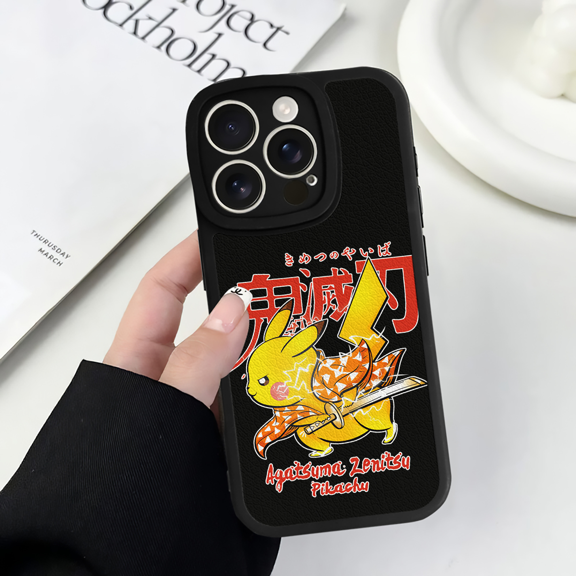 （画像用） 鬼滅の刃（きめつのやいば）我妻 善逸／あがつま ぜんいつ Agatsuma Zenitsu 【iPhone 16シリーズ対応】シリコンスマホケース（レザー調） 材質：シリコン